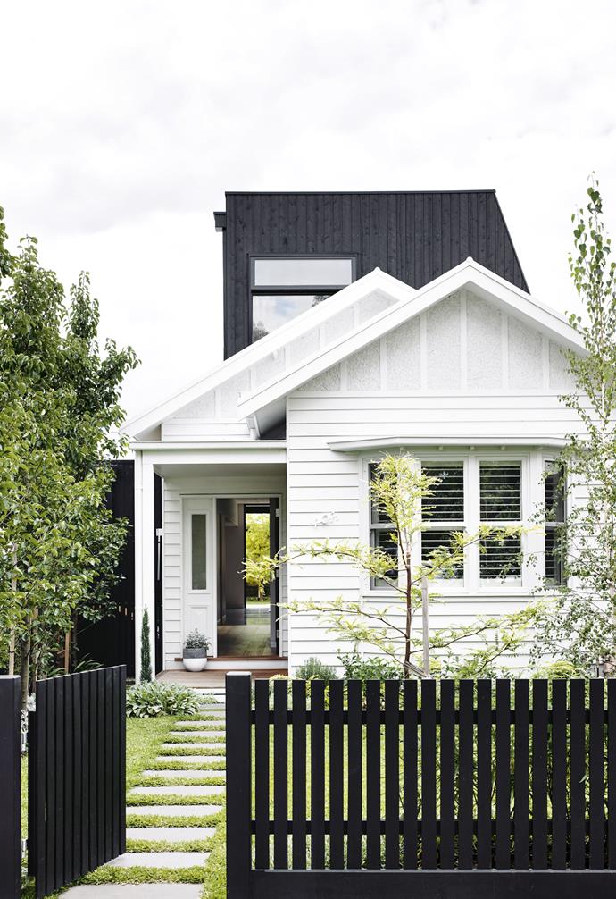 **IN BLACK AND WHITE**<br>
Flip the traditional white picket fence on its head with a lick of bold black paint out front and up top, like this stunning Melbourne home. Set off these deep accents with crisp white for a fuss-free finish.