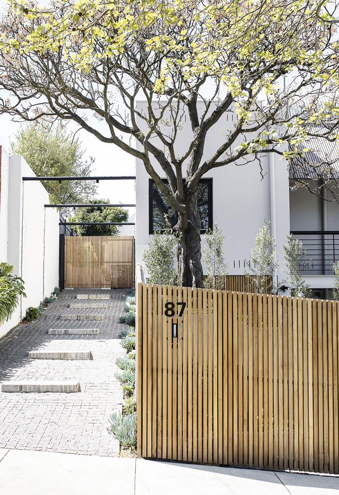 **On the level** Create a cohesive look by continuing materials from front to back. This [Templeton Architecture](http://www.templeton.com.au/|target="_blank") home showcases narrow timber fencing to great effect. *Architecture: [Templeton Architecture](http://www.templeton.com.au/|target="_blank") | Photography: Duncan Jacob | Image courtesy of [Templeton Architecture](http://www.templeton.com.au/|target="_blank").*