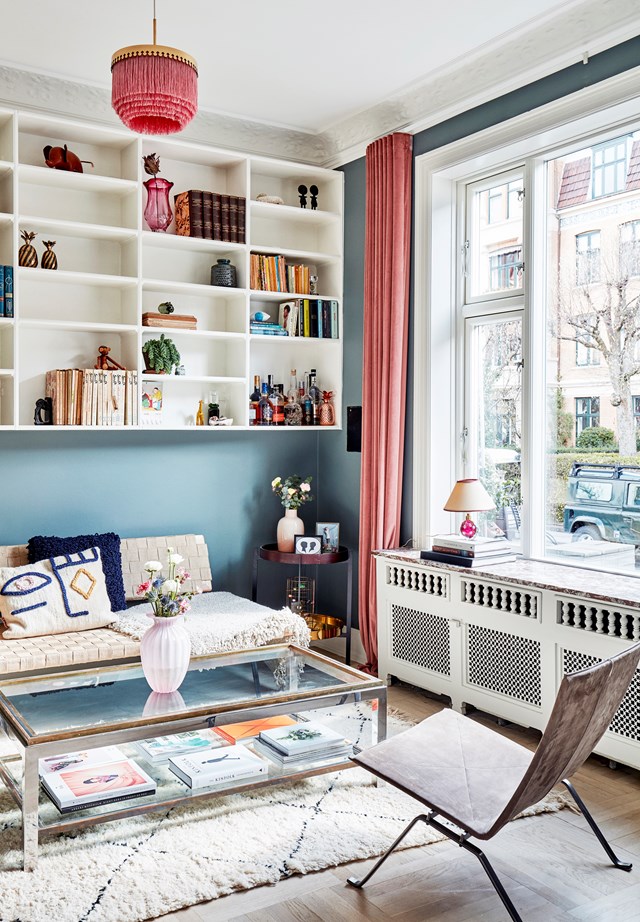 This [eclectic library](https://www.homestolove.com.au/decorating-with-vintage-furniture-21043|target="_blank") features a simple IKEA daybed. The contrasting colours and objets d'art must provide the owner with constant inspiration.