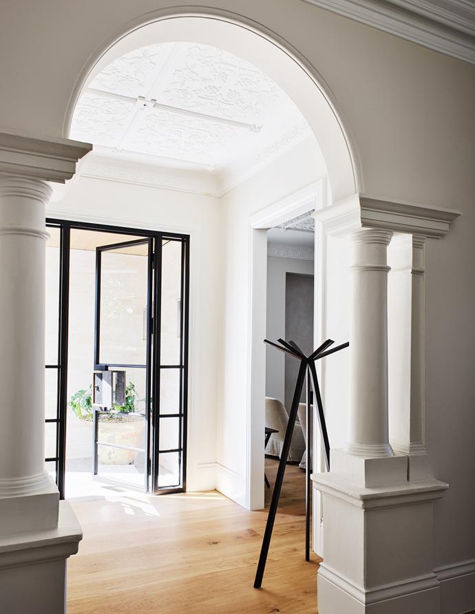 The entrance combines the original grandeur with a contemporary flow of space. Edwina was determined to keep the character of the old part of the house intact. Her approach was to remove the doors but leave the generous openings.