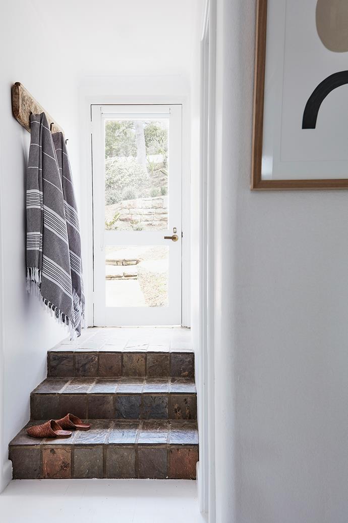 Vintage hooks decorate the entryway – it's the perfect place to hang towels, school bags or hats.