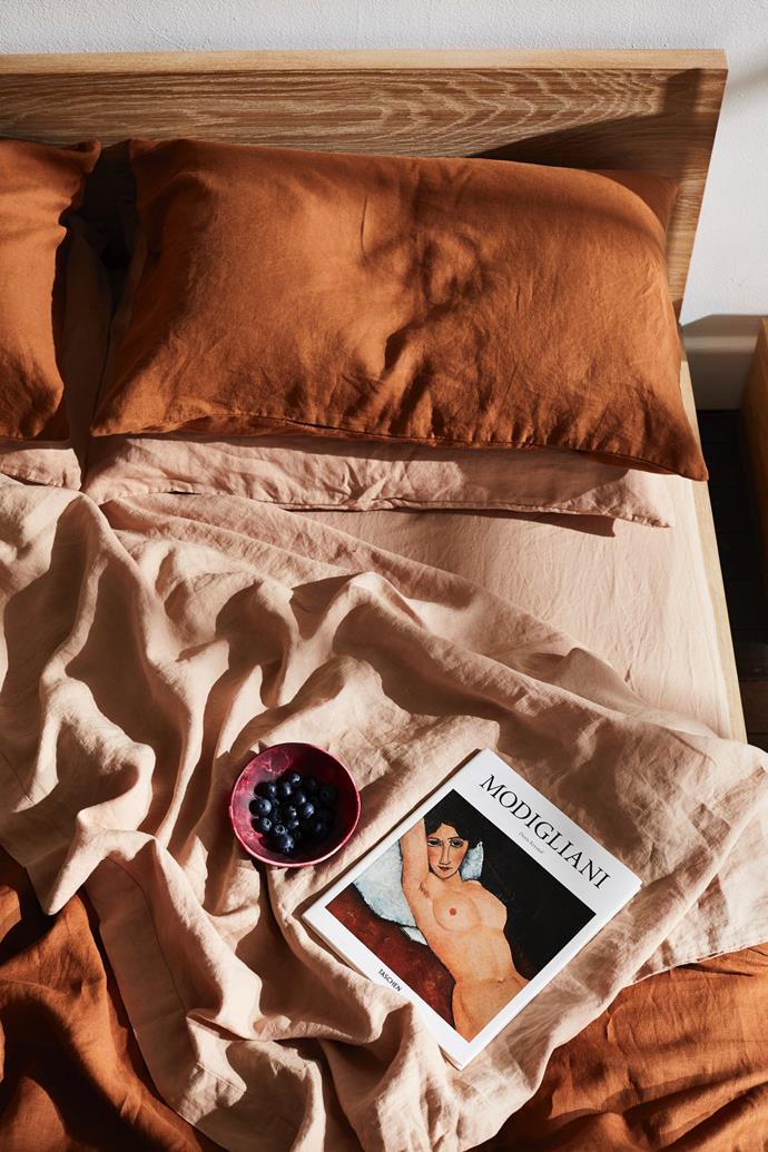 100% Flax Linen Sheets in 'Rust' and 'Terracotta' from [Bed Threads](https://bedthreads.com.au/product-category/sheet-sets/|target="_blank"|rel="nofollow") create a cosy vibe in this bedroom.