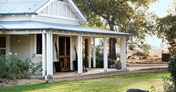 Farmhouse with wrap around verandah in Quandialla NSW 