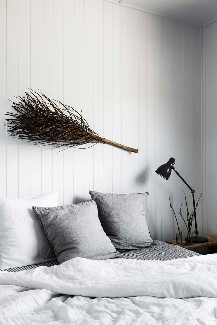 A touch of nature in the form of a dried frond creates a focal point above the bed in the main bedroom. The bed is dressed in linen from I Love Linen while the Aröd lamp is from [IKEA](https://fave.co/2WB5umw|target="_blank"|rel="nofollow").