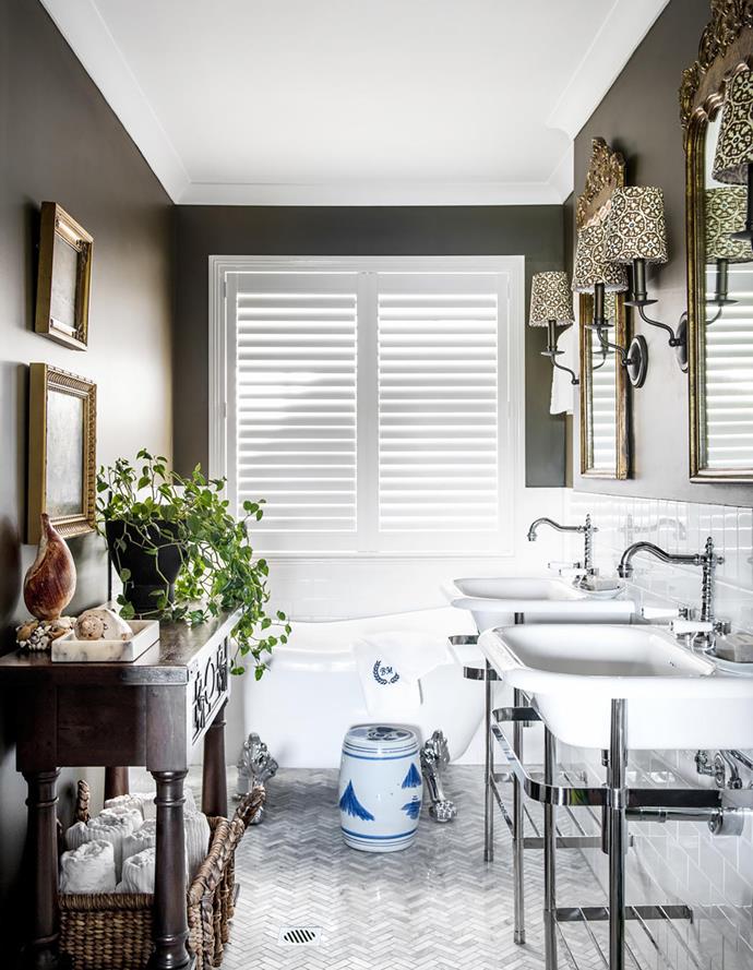 [Interior designer Bronnie Masefu's bathroom](https://www.homestolove.com.au/inside-an-interior-designers-brisbane-townhouse-20182 |target="_blank") features a vintage-inspired console by Peter Nyary which creates much needed storage space for towels, soaps and other decorative items. Bronnie describes her style as 'Australian vintage', "I like the aesthetics of a space to develop over time, to evolve organically," she says.