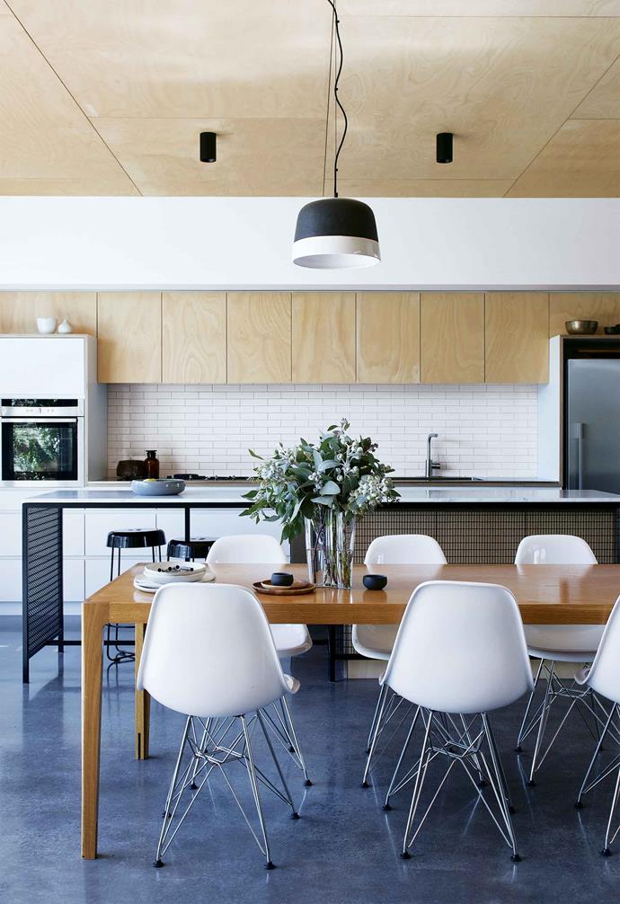 Creating a natural flow not just within internal spaces but between indoors and out was a top priority for the creators of this [industrial warehouse-inspired home in Fremantle](https://www.homestolove.com.au/industrial-warehouse-home-fremantle-17252|target="_blank"). "We wanted a strong connection to the outside – the rooms needed to extend right out into the back garden, making it feel as though you're sitting in one big room," says Yun Nie.