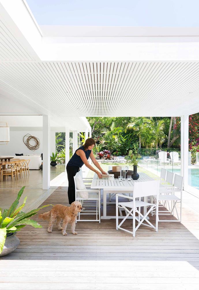 This [reimagined fibro-cottage in Avalon](https://www.homestolove.com.au/fibro-cottage-avalon-20548|target="_blank"), on Sydney's Northern Beaches, is all about that indoor/outdoor connection. In this gorgeous outdoor dining zone, stacking doors slide away to connect the house, while the same treatment has been adopted in the bedroom, which sits just around the corner.