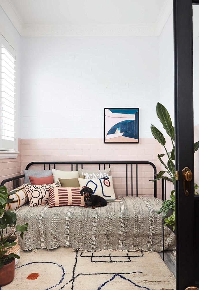 In this [compact Sydney apartment](https://www.homestolove.com.au/small-apartment-design-ideas-20593|target="_blank") a [Fyresdal sofa bed](https://www.ikea.com/au/en/catalog/products/S79279301/|target="_blank"|rel="nofollow") from IKEA is a stylish addition to the sunroom that also becomes a spare guest room when family and friends visit. 