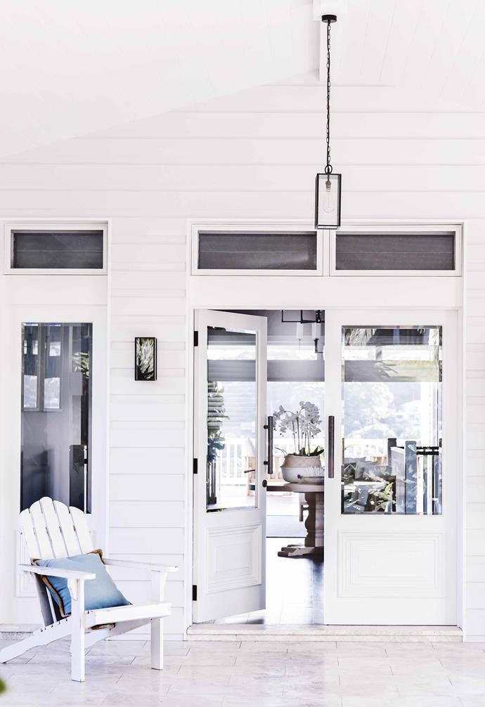 Panelling, moulding, an open truss here and there – the detail possibilities are endless with this modern take on Hamptons style. Try cladding like [Scyon Linea](https://www.scyon.com.au|target="_blank"|rel="nofollow") to get the look! Design: [Tonka Andjelkovic Design](http://www.tonkaandjelkovicdesign.com/|target="_blank"|rel="nofollow") | Photo: Maree Homer | Styling: Malise Sassano