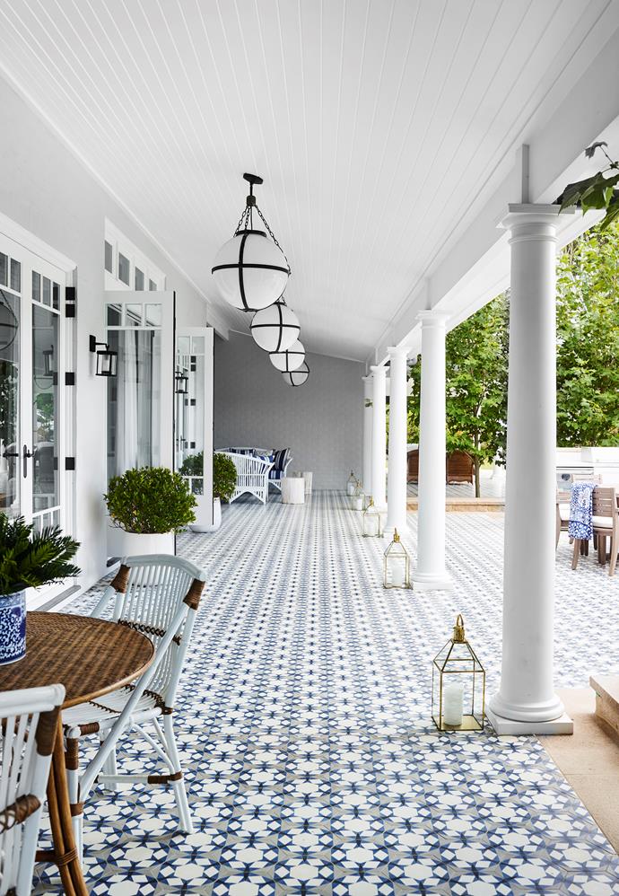 Inspired by the film, *Something's Gotta Give*, this [Central Coast beach house](https://www.homestolove.com.au/hamptons-style-house-inspired-by-a-hollywood-film-20806|target="_blank") pairs Hamptons-style with Hollywood glamour to great effect. With a clever use of patterns throughout the home, interior designer Greg Natale stuck to a colour palette of white, rich blues and earthy tones.