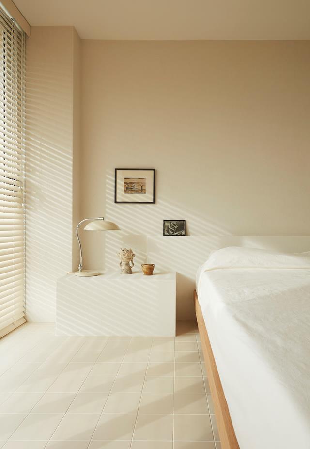 A built-in plinth and ledge replace the traditional bedsides and headboard to create a classic modernist, minimal bedroom in this [seaside Sydney apartment](https://www.homestolove.com.au/olivia-bossy-freshwater-apartment-20809|target="_blank") with warm, sun-drenched hues.