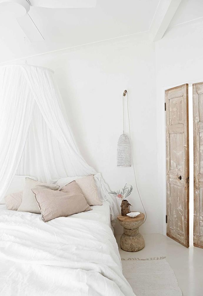 **Main bedroom** The calm palette flows through into this space, where linen by [Cultiver](https://cultiver.com.au/|target="_blank"|rel="nofollow") and [Hale Mercantile Co](https://halemercantilecolinen.com/|target="_blank"|rel="nofollow") adds even more softness. Bed canopy, [Mosquito Nets Online](https://www.mosquito-nets.com.au/|target="_blank"|rel="nofollow"). Cushions, [By Mölle](https://bymolle.com/|target="_blank"|rel="nofollow"). Timber side table, rug and pendant, all [Alabaster Trader](https://www.alabastertrader.com/|target="_blank"|rel="nofollow").