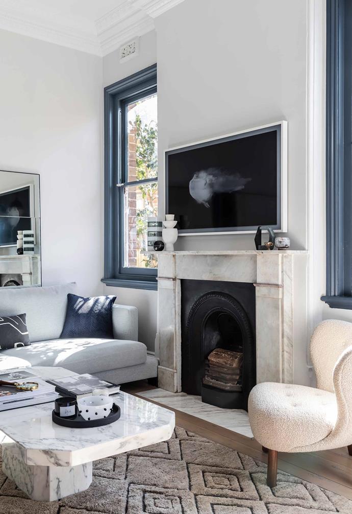 In the renovation of her [Federation-style home, interior designer Jillian Dinkel](https://www.homestolove.com.au/jillian-dinkel-home-21167|target="_blank") painted the window trims throughout the home in Dulux Blue Metal. In the living room, [the Samsung The Frame television](https://www.samsung.com/au/tvs/the-frame/highlights/|target="_blank"|rel="nofollow") takes pride of place over the original fireplace mantle.<br><br>