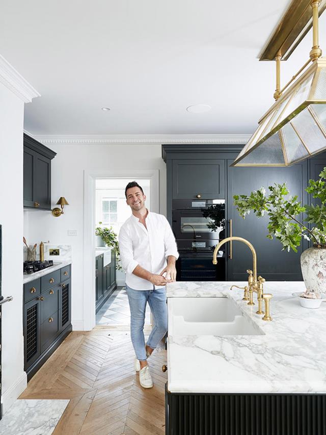 Steve Cordony's beautiful [country kitchen](https://www.homestolove.com.au/steve-cordonys-luxe-country-kitchen-at-rosedale-farm-21256|target="_blank") has been designed to entertain at a moment's notice. Chevron parquetry flooring, striped Roman blinds and the distinguished details of the Shaker-style joinery evoke a sense of pastoral grandeur while modern appliances and notes of polished brass break the mould.