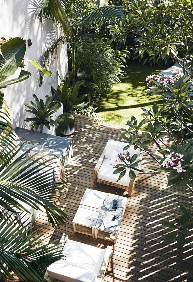 The back garden of owner Louisa's Sydney [Bondi home](https://www.homestolove.com.au/duplex-home-renovation-19533|target="_blank") boasts lush plantings and an expansive white mahogany deck. "The outdoor area really does feel so far away from the city. We worked hard to make it private and secluded. It's our own little world," says Louisa.