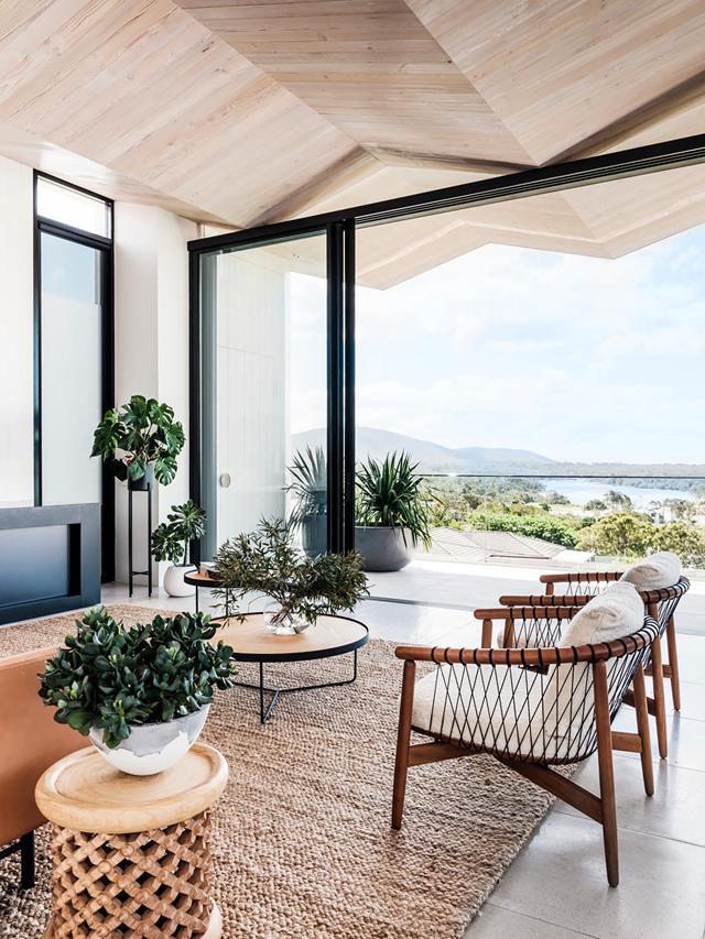 Madeleine Blanchfield honoured [this Crescent Head site](https://www.homestolove.com.au/luxury-coastal-apartment-with-breathtaking-views-20736|target="_blank") with a home embracing all the elements of the quintessential Australian beach lifestyle, including plenty of plants. 