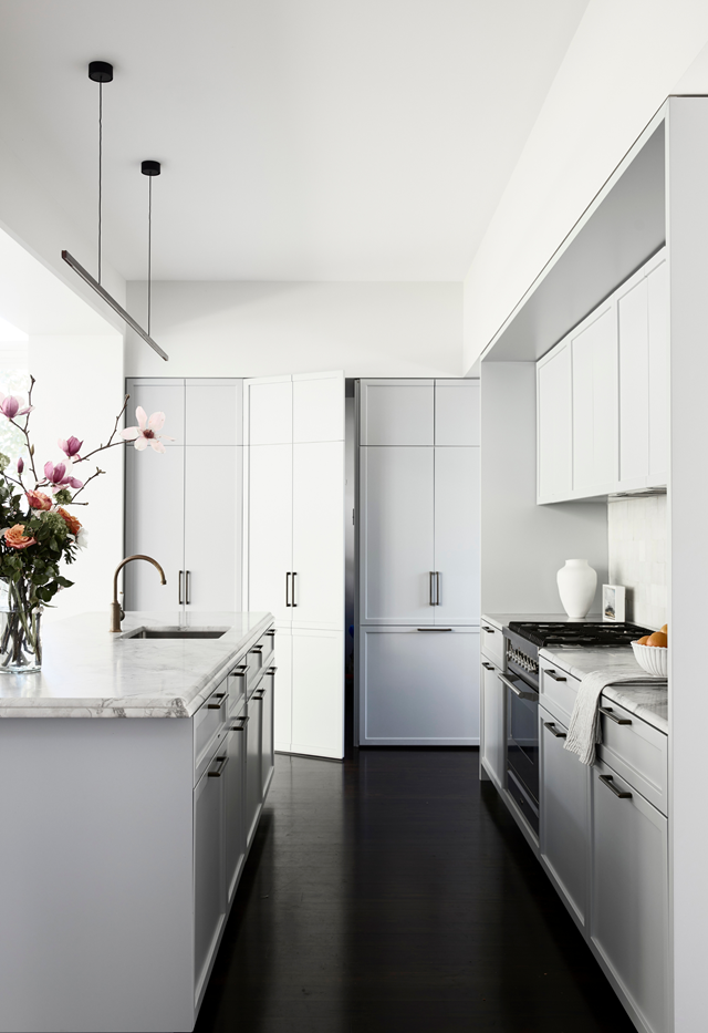 Smart service. The showstopping cooker in [this sleek and sophisticated kitchen](https://www.homestolove.com.au/restored-heritage-home-sydney-21929|target="_blank"|rel="nofollow") is a delight to use for the whole family.