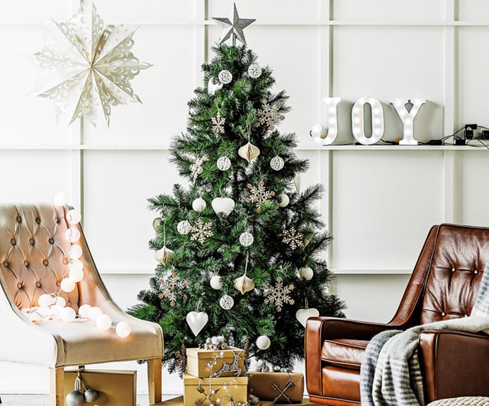 christmas tree living room 