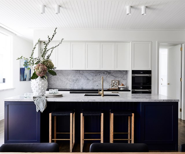 An oversized kitchen island easily accomodates an undermounted sink, keeping sightlines clear in [this reimagined Californian bungalow kitchen](https://www.homestolove.com.au/classic-bungalow-north-shore-sydney-22542|target="_blank").