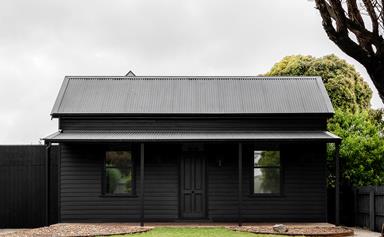 A heritage cottage in Barwon Heads with a modern, minimalist extension