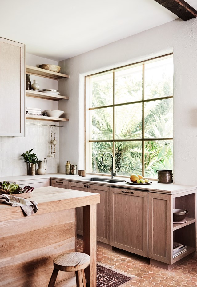 This soulful space features a mix of natural finishes like timber and recycled oak to create a durable kitchen with a Mediterranean twist. 

*Photographer: Lisa Cohen*