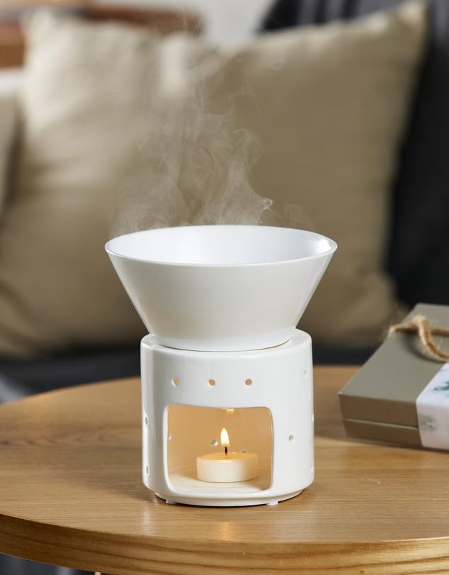 Endota Live Well essential oil burner, $30, [The Iconic](https://www.theiconic.com.au/live-well-essential-oil-burner-1223755.html?utm_source=google&utm_medium=au_sem_nonbrand&utm_content=Endota&utm_campaign=AU_RC_Beauty_PG_Brand&utm_term=PRODUCT_GROUP&gclsrc=aw.ds&gclid=Cj0KCQjw5JSLBhCxARIsAHgO2SeCto3S8psZqLG_WO8KmBKpNTKBdi1gI6OdDbe0j8h2UTxmQL_FXi4aAoV6EALw_wcB|target="_blank"|rel="nofollow")<br>
If you know someone who is dabbling in the world of essential oil, get their collection started with this Endota burner. The bowl allows for functionality while the perforated base creates ambiance.
