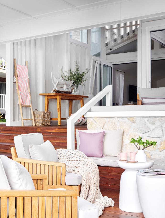Breakfast on the deck is served with fresh sea air and the sound of waves lapping on the shore. New timber battening echoes the original detailing. Chunky throw from [Adairs](https://www.adairs.com.au/homewares/throws/home-republic/newport-dusty-pink-chunky-knit-throw/|target="_blank"|rel="nofollow").