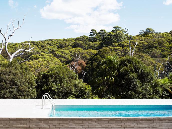 "We wanted to create the feeling that when you're relaxing in the pool, you're right in the middle of the Australian landscape," says architect Tony Chenchow of this home in Sydney's Palm Beach. The same bricks, Bowral Bricks 'Chillingham White' from Brickworks, are used
around the pool and inside the house.