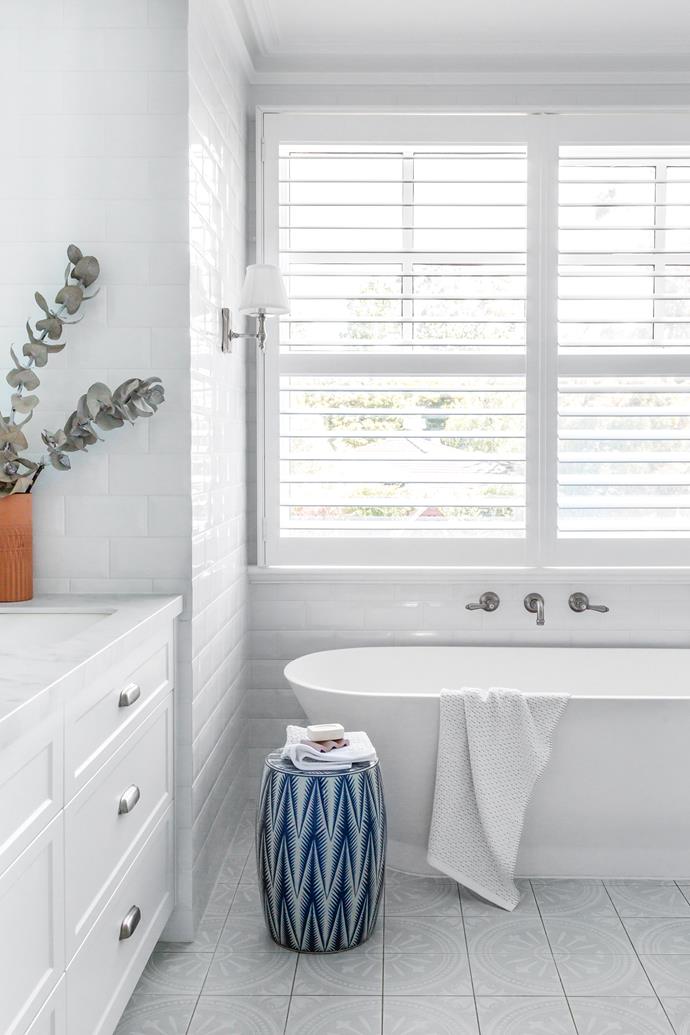 **BATHROOM** The deep-ocean hue of the ceramic stool pops against the 'Artisan Florence' tiles in Mistletoe from [Beaumont Tiles](https://www.beaumont-tiles.com.au/|target="_blank"|rel="nofollow") which create interest underfoot.
