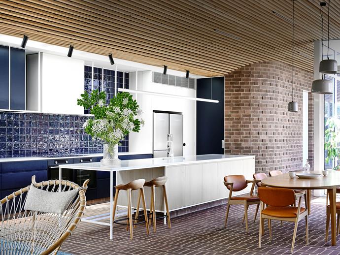 In the kitchen, the curved wall, made from Bowral Bricks in Murray Grey from Brickworks, conceals the butler's pantry. The sculptural ceiling is clad in Victorian ash battens with a click-on system from Sculptform.