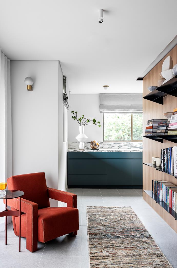 Only one street back from the beach, [this modern apartment](https://www.homestolove.com.au/modern-beachside-apartment-22918|target="_blank") has a 130-square-metre footprint. A banquette was cleverly added so the dining table could be shifted to one side, enhancing the sense of space and widening the walkway through to the kitchen and terrace. 

