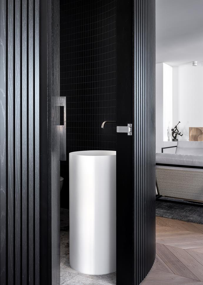 Complete with a folding down Murphy bed, bi-fold doors and a hidden bathroom, [this one-bedroom apartment in Sydney](https://www.homestolove.com.au/black-and-white-apartment-sydney-1-22289|target="_blank") has a luxurious sense of space and can cleverly adapt to the needs of its owner.