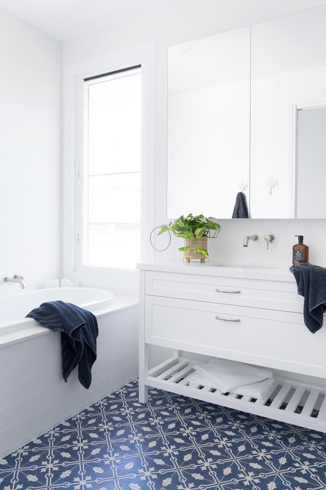 **Hamptons haven**<br>
A favourite pastime for the resident kids of [this bathroom](https://www.homestolove.com.au/gold-coast-holiday-inspired-family-retreat-23115|target="_blank"), is to splash about in the built-in bathtub. Plain tiles keep the walls neutral, allowing 'Spangle' floor tiles from Earp Bros to star.