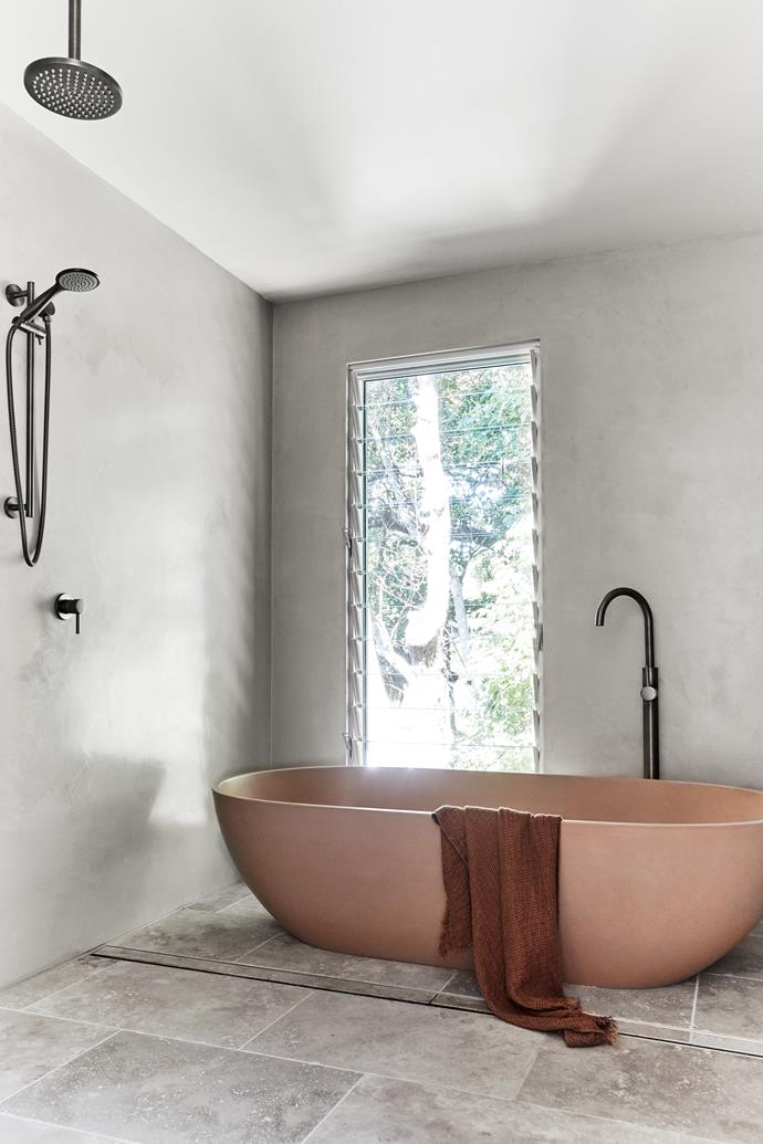 More natural materials are prioritised in this luxurious space. Custom bath, [Concrete Nation](https://www.concretenation.com.au/|target="_blank"|rel="nofollow").