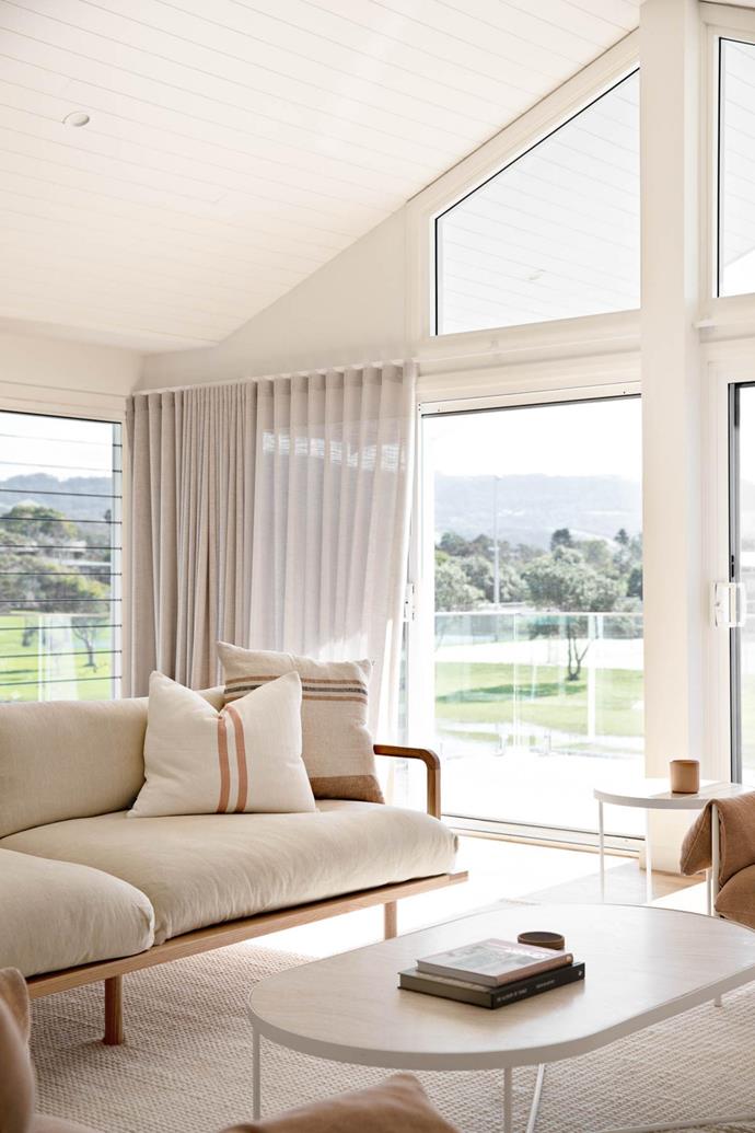 The entire upstairs space enjoys breathtaking views of the coast and mountain, and the coastal breeze can be enjoyed through the sliding doors and louvered windows.