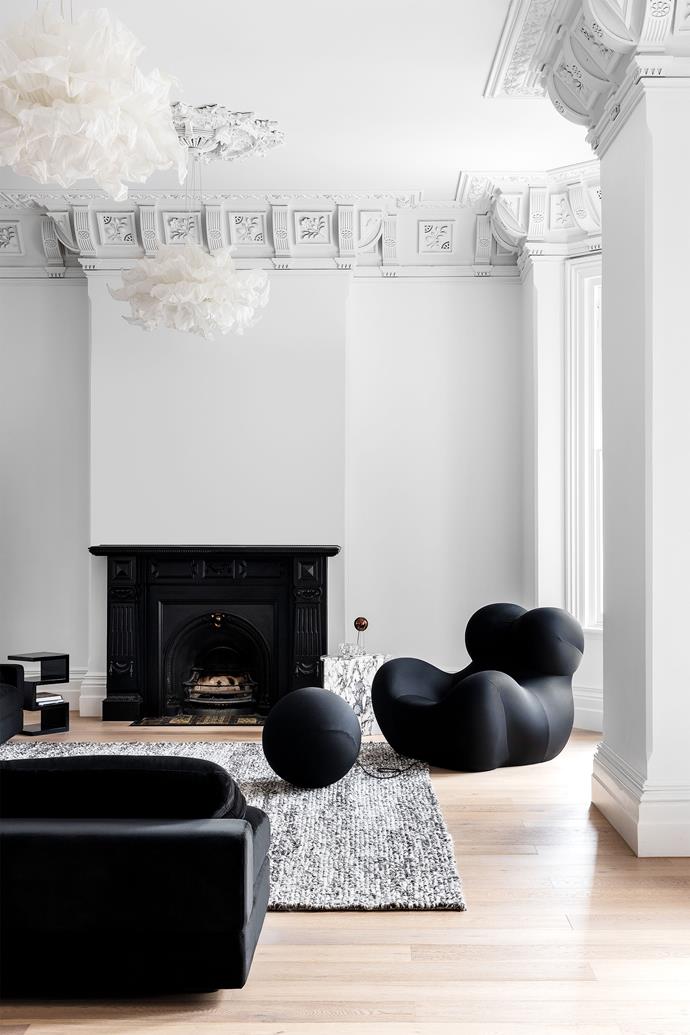 In the communal spaces of [this 19th-century mansion](https://www.homestolove.com.au/historic-mansion-renovation-23164|target="_blank"), monochromatic and minimalist furniture is juxtaposed with the highly ornate ceiling roses and intricate mouldings.