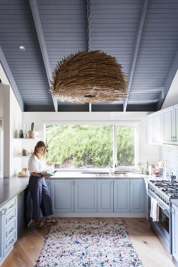Kim, the homeowner, kept the 15-year-old cabinets in the kitchen of [her beautiful beach house in Blairgowrie, Victoria](https://www.homestolove.com.au/a-beautiful-beach-house-in-blairgowrie-victoria-6194|target="_blank") but replaced the cupboard doors with new ones in Dulux Pre School. Painting the ceiling Dulux Guild Grey has made the space feel more intimate.