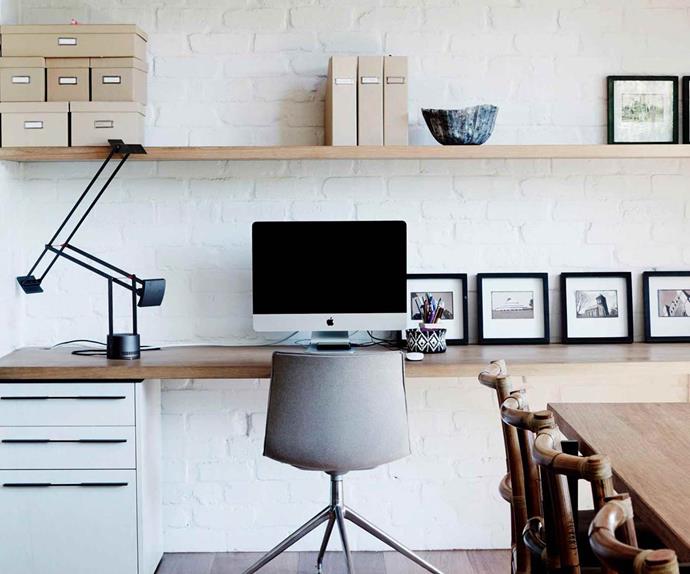 desk-space-wallpaper-black-and-white