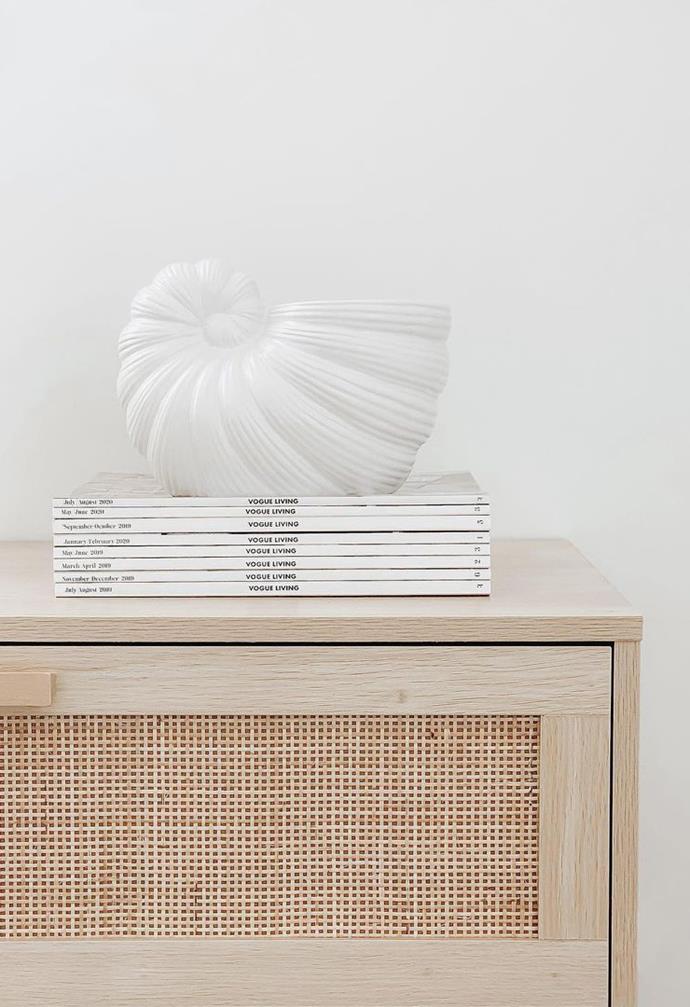 **PLANTER BECOMES ART**<br>
Sometimes a pot is too pretty to need a plant, and that's certainly the case for Kmart's shell planter that [@thesweetapplelife](https://www.instagram.com/thesweetapplelife/|target="_blank"|rel="nofollow") has used as a seaside sculpture and paperweight for her magazine collection and sideboard.