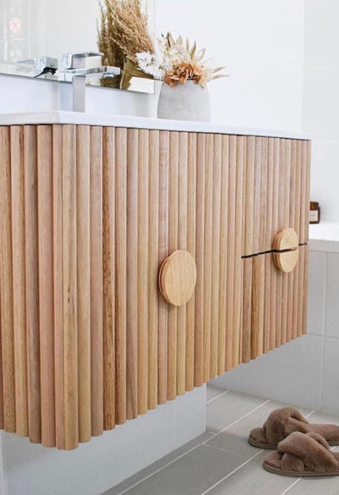 **HANDLE HACKS**<br>
You would never guess that the handles on this stylish bathroom vanity were once lids, but that's exactly what [@kmarthack](https://www.instagram.com/kmarthack/|target="_blank"|rel="nofollow") has done and we love the idea!