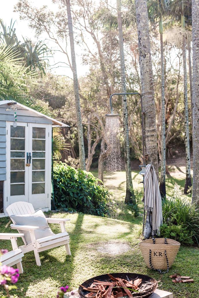 The outdoor shower at [this rustic coastal home in Peregian Beach, QLD](https://www.homestolove.com.au/interior-designers-rustic-coastal-home-peregian-qld-23305|target="_blank"), gets a work out over summer, when the family of homeowner and interior designer Katie, all come together to celebrate Christmas.