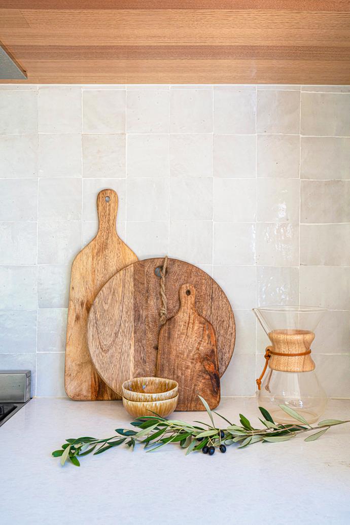 "I wanted the kitchen to have a coastal, timeless look," says Ema. [Caesarstone Organic White](https://www.caesarstone.com.au/colour/4600-organic-white|target="_blank"|rel="nofollow") benchtops are paired with Zellige splashback tiles from Three Balls Red.