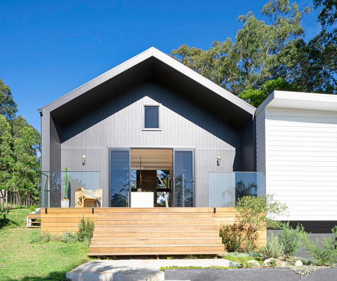 The exterior features James Hardie Axon cladding painted in the charcoal tone of [Dulux Colorbond Monument](https://www.dulux.com.au/colours/details/31735_251161|target="_blank"|rel="nofollow").