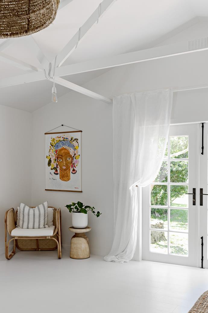 The walls, trim and ceiling are all painted in Dulux Natural White. The white linen curtains are from [Cultiver](https://cultiver.com.au/products/linen-curtain-white|target="_blank"|rel="nofollow"). 