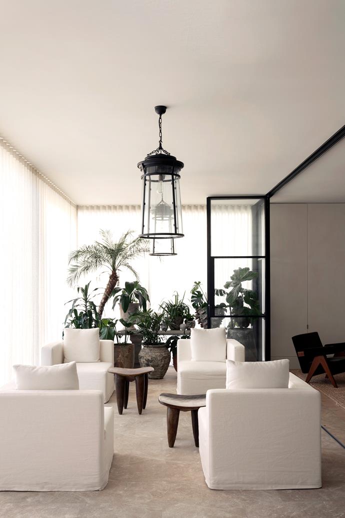 Otherwise filled with neutrals, the light-filled winter garden of [this minimalist apartment](https://www.homestolove.com.au/minimalist-home-maximum-impact-sydney-23213|target="_blank") in Sydney by Handelsmann + Khaw interior designers Gillian Khaw and Tania Handelsmann looks straight out into a lush tree canopy, making it feel like somewhere far away. 