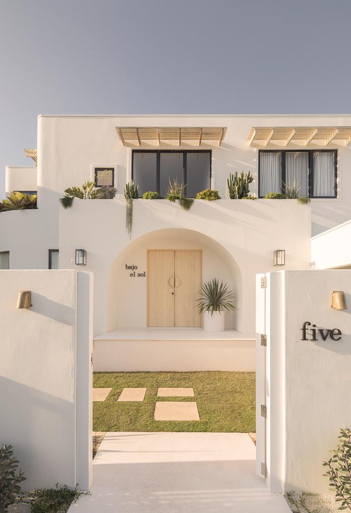 Inspired by the relaxed, beachside living of Ibiza, [this gorgeous exterior in Burleigh Heads](https://www.homestolove.com.au/bajo-el-sol-kelle-howard-23411|target="_blank") embraces the curvature and neutral colours of Mediterranean architecture, while blending this beautifully with a distinctly Australian feel. 