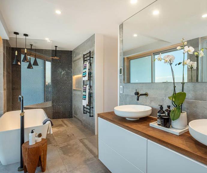 Dean and Shay's [master bathroom](https://www.homestolove.com.au/20-beautiful-bathrooms-to-inspire-4630|target="_blank") was the first room win of the season. Since then, the pendant lights above the bath have been updated. *Photo: realestate.com.au*