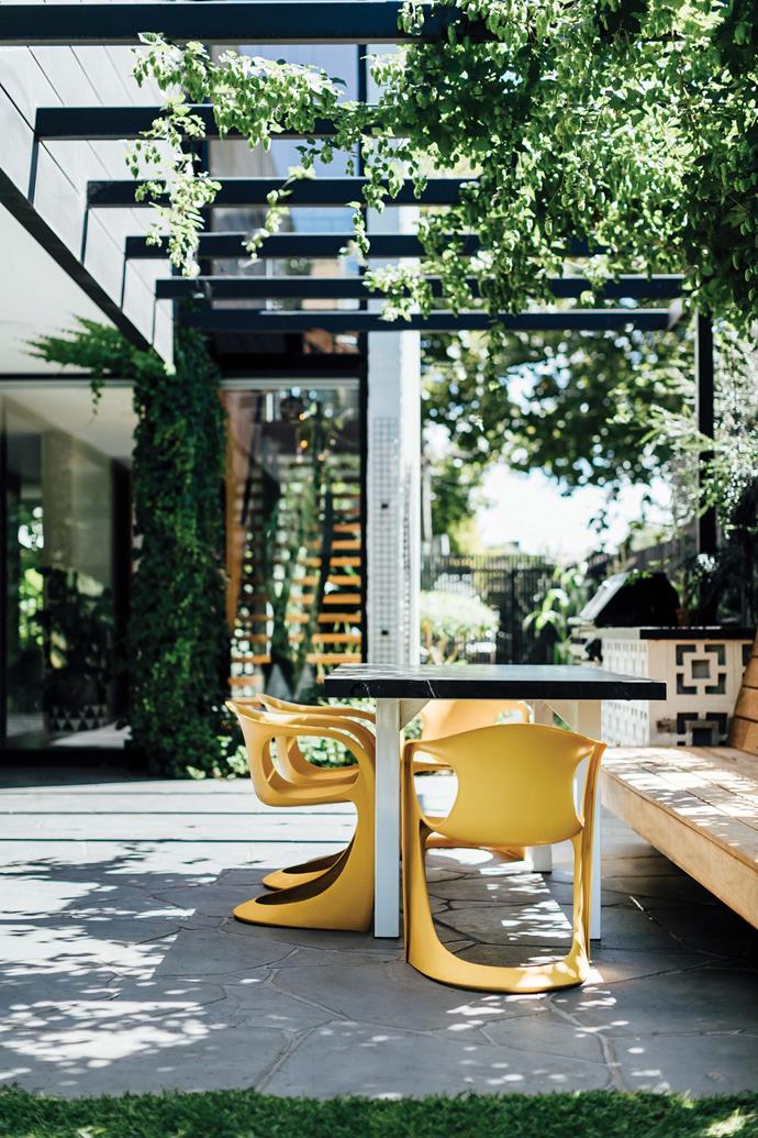 A combination of in-built and freestanding seating forms the outdoor entertaining zone, which is complemented by a repetition of the same breezeblocks that adorn the front and rear of the home.