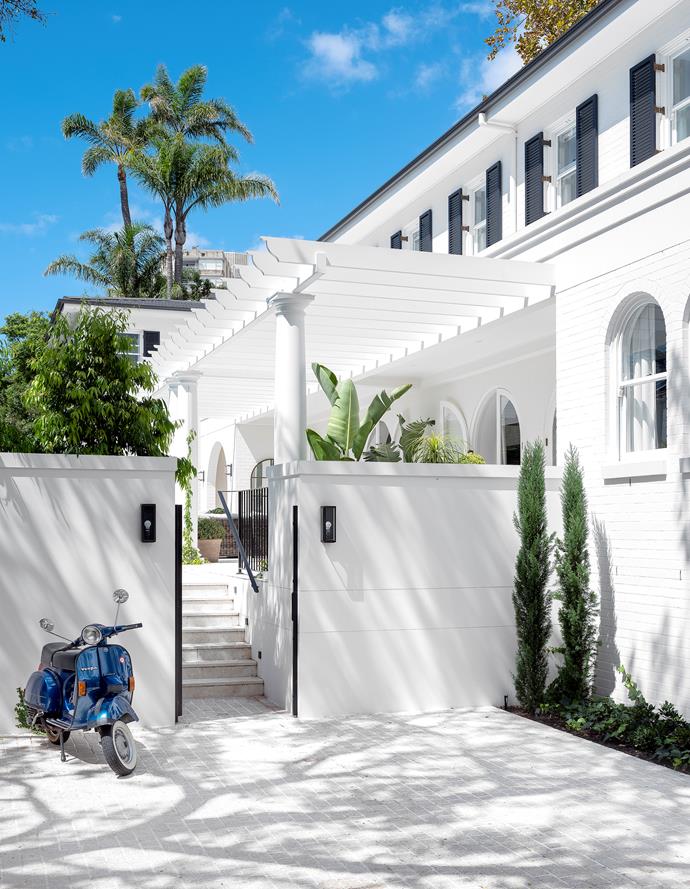 It is quite surprising to learn that the imposing, traditional-style facade of [this home in Sydney's eastern suburbs](https://www.homestolove.com.au/newly-built-home-with-classic-details-22410|target="_blank") is a brand-new build, completed in 2020. With its time-honoured proportions and elegant appearance, its architect Carla Middleton says it possesses a richness more consistent with age. "It was all about reimagining the classics," she says. 