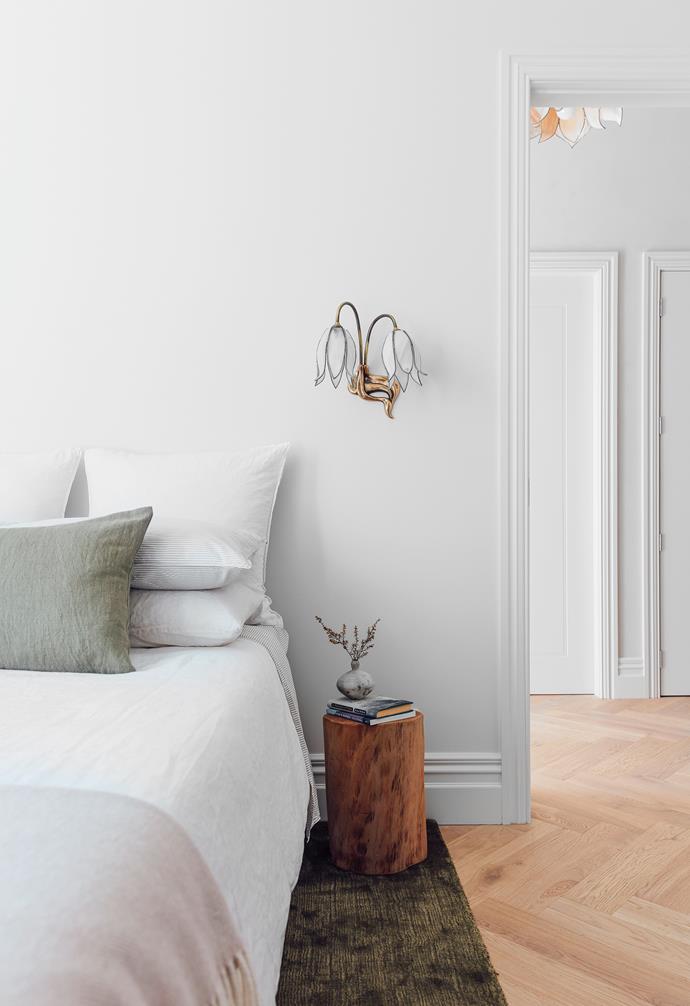 Subtle colour has been added with a green [Città](https://www.cittadesign.com/|target="_blank"|rel="nofollow") cushion, [Nodi](https://nodirugs.com/|target="_blank"|rel="nofollow") rug and wall sconce by Jess's late father.